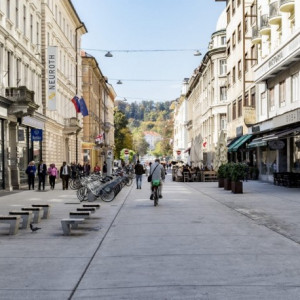Jak se vypořádat s koly v centru města nebo veřejným prostorem? Praha se může inspirovat v Lublani