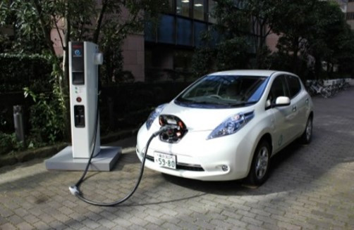 Prodeje elektromobilů a hybridů rostou, zájem roste také o elektrokola