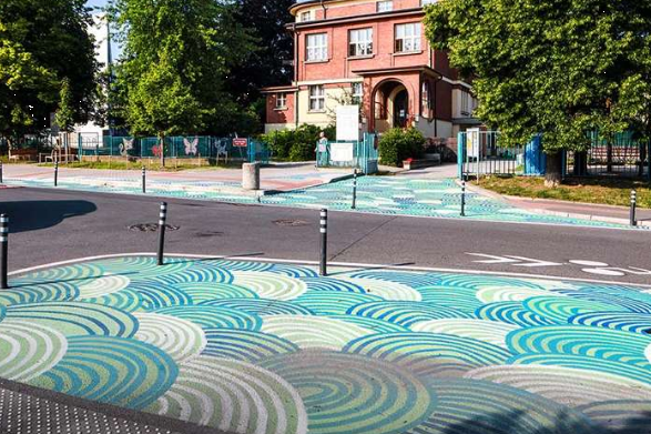 Asfalt art - školní ulice - pro větší bezpečnost. Nové zkušenosti z Prahy!