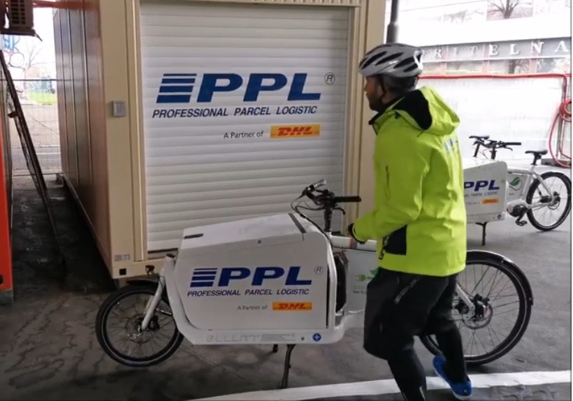 Do centra Prahy vyjela nákladní elektrokola. Hlavní město otevřelo první cyklodepo pro rozvoz zásilek