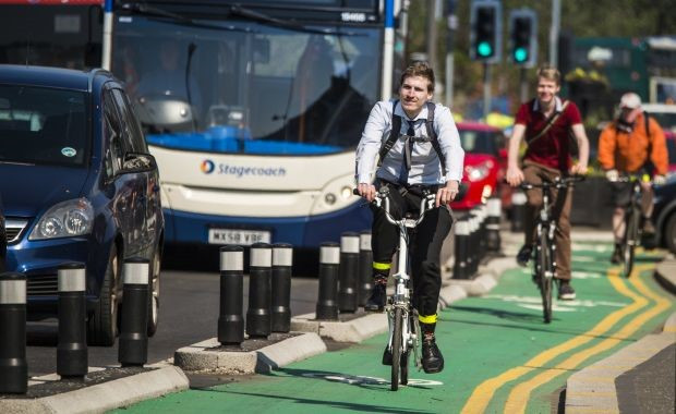 Splnění cílů stanovených pro cyklistickou dopravu může zabránit tisícům obětí znečištěného ovzduší – nejnovější poznatky