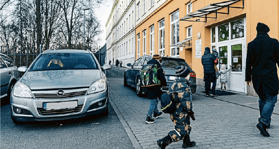 Školy řeší nápor mama taxi