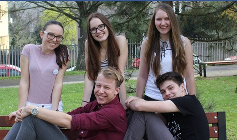 Pětice českých gymnazistů spouští mezinárodně oceněný projekt sdíleného odvozu dětí do školy