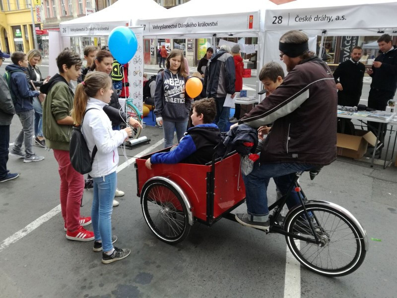 Den bez aut v Praze