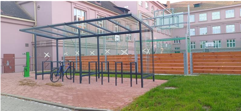 Do školy na kole. Kraj buduje v areálech škol přístřešky, nejnovější vznikly v Pelhřimově