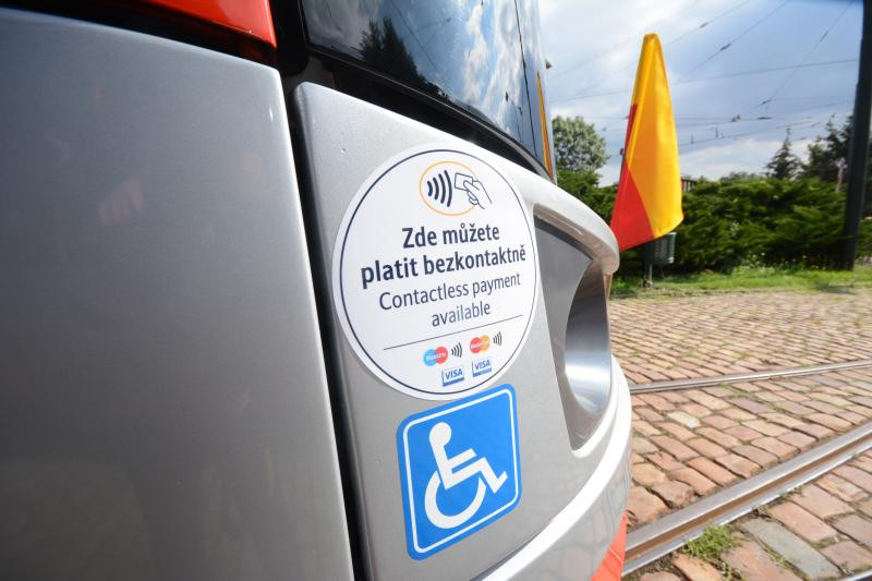 Blíží se v Praze konec Lítačky? Jízdenky budou v mobilech a platebních kartách