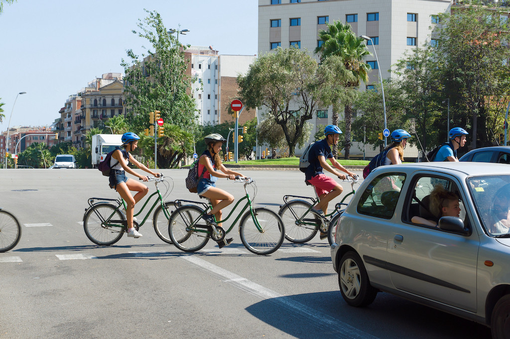 Bezpečnost silničního provozu: Bezpečný boční odstup při předjíždění cyklistů