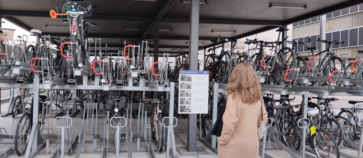 Chcete cyklisty? Stavěte jim bezpečná parkovací i místa.